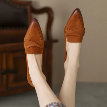 Nowe Wiosenne buty Damskie, obuwie damskie лоферы ze skóry naturalnej, w jednolitym kolorze buty damskie na ogromnej obcasie z ostrym czubkiem, codzienne plisowane damskie czółenka w stylu retro